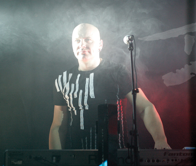 Siistonen hohtaa
Pekka Siistonen, koskettimet, Kouvola 2006.
Avainsanat: Dingo Pekka Siistonen kosketinsoittaja hohtaa hehkua valkoinen puhki