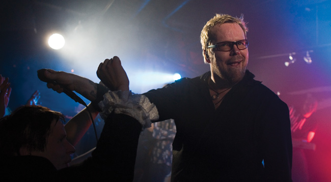 Nipa velmuilee
Avainsanat: Dingo Neumann laulaja solisti velmuilla virnistää laulattaa kieli hauska iloinen