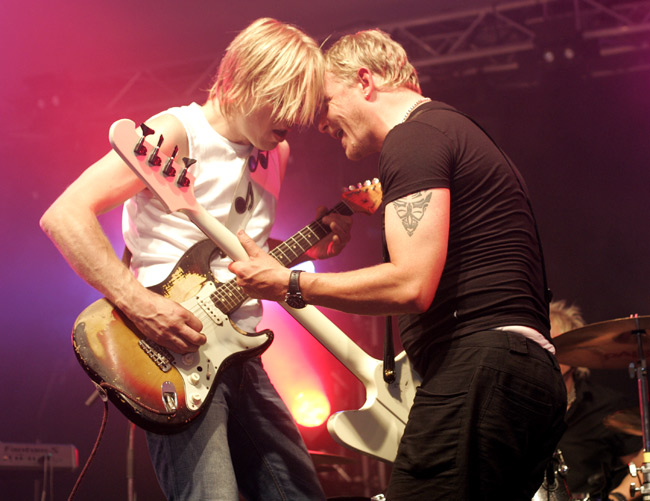 Otsat vastakkain
Erik ja Eve
Avainsanat: Dingo Erik Valkama Jarkko Eve otsat vastakkain hauskaa show kitaristi ja basisti