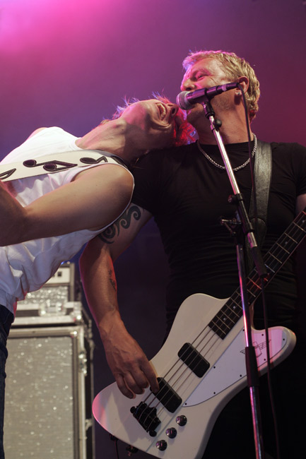 Samaan mikkiin
Eve ja Erik
Avainsanat: Dingo Erik Valkama Jarkko Eve Jakke laulaa samaan mikkiin mikrofoni iloinen nauraa pitää hauskaa