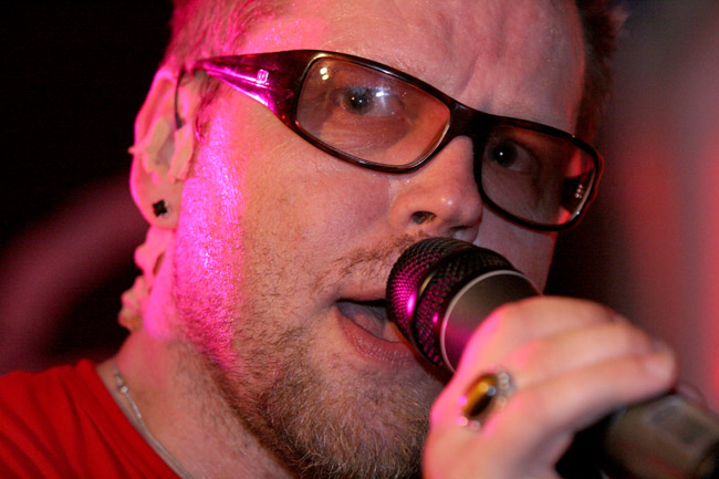 Neumann
Avainsanat: Neumann Dingo laulaja lasit parta lähikuva sormus kirjoitan