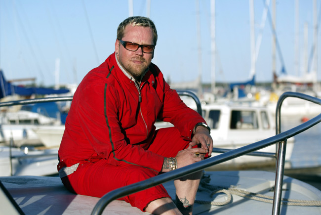 Neumann
Neumann ilta-auringossa Kaiffari III:n keulakannella Meriniemessä, Kotka 2005.
Avainsanat: Neumann Dingo venesatama vene keulakansi kaiteet lasit puneiset vaatteet mastot