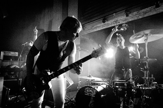 Pystyssä
Robert, Eve ja Ville
Avainsanat: Dingo tuhkimotarina Amarillo Kotka Jarkko Eve Robert Engstrand Ville Siuruainen