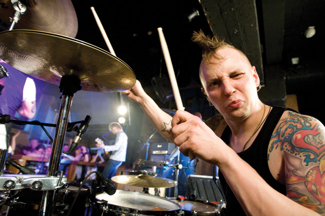 Irvistys
Ville Siuruainen
Avainsanat: Dingo tuhkimotarina Amarillo Kotka Ville Siuruainen rummut rumpali irvistää irvistys tatuointi pellit