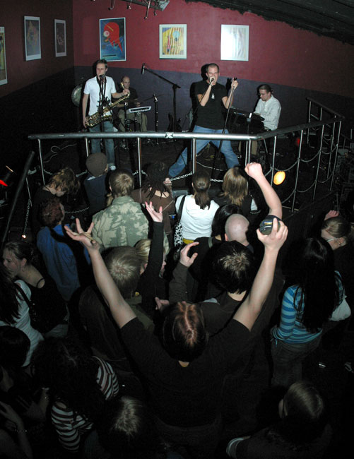 DJBB
Livinstone, Kotka 2004.
Avainsanat: DJBB Don Johnson Big Band Tommy Lindgren Pekka Mikkonen Johannes Laiho Kari Saarilahti yleisö kädet taulut One MC one delay