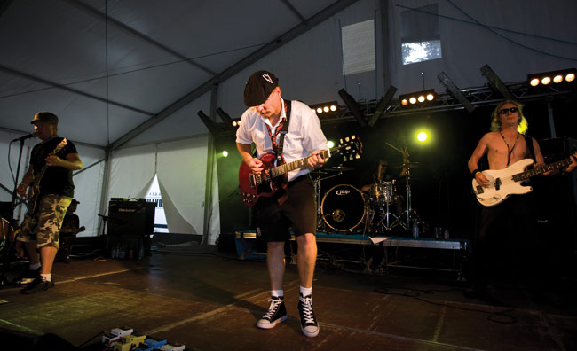 AC/DC:tä pukkaa
Pioneerifestivaali
Avainsanat: Dog Days Revolution Pioneerifestivaali AC/DC Kouvola Twist Erkinharju