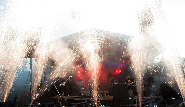 Pukkaa kipinöitä
Paukuttelun takana on tietenkin Teppo Hakkarainen, Kotka 2012
Avainsanat: Domination Black Dark River festival 2012 pyrotekniikka Teppo Hakkarainen