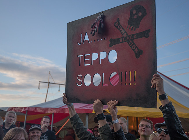 Hanskaa
Avainsanat: Domination Black Dark River festival 2012 kannustus kyltti Teppo soolo