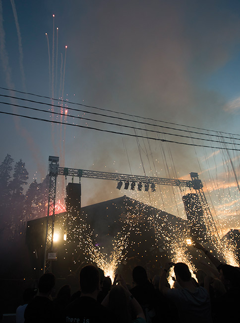 Taivaallinen show
Domination Black pamautti pyrot taivaalla Dark Riverissä 2012
Avainsanat: Domination Black Dark River festival 2012 ilotulite raketti pyrotekniikka ilotulitus
