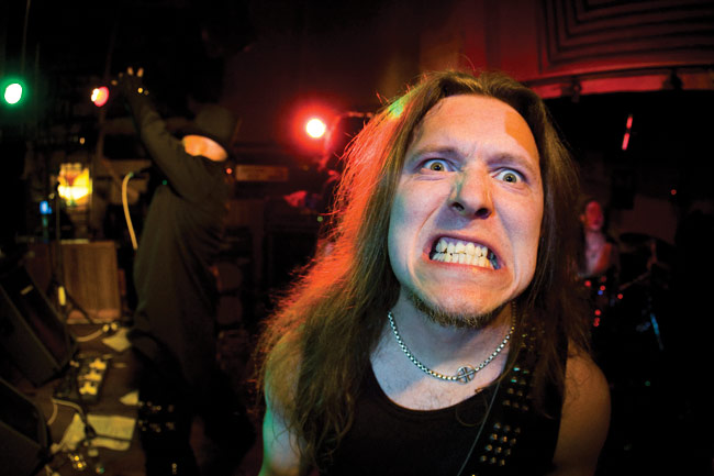 Kireällä kuin kitaran kieli
Avainsanat: Domination Black Amarillo kauhumetalli Kotka Teppo Heiskanen kireä irvistää