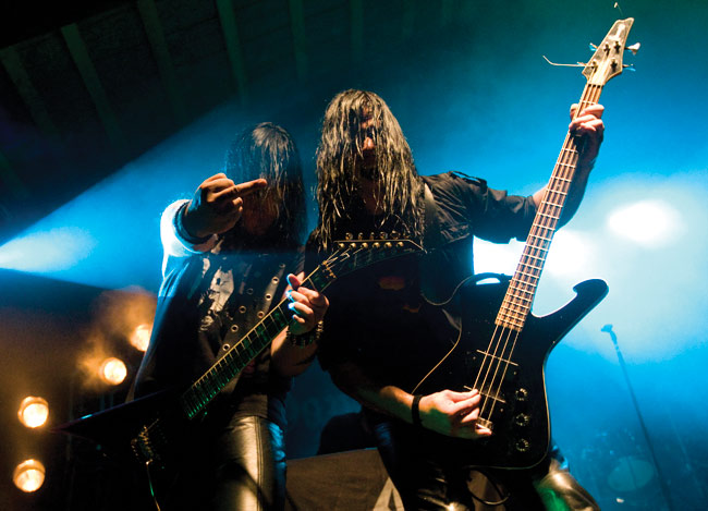 Huonosti käyttäytyvät rock-tähdet
Ville Viren ja Sir Eerola
Avainsanat: Domination Black Dark River festival Ville Viren Sir Lauri Eerola fuck-sormi finger Huonosti käyttäytyvät rock-tähdet
Ville Viren ja Sir Eerola
Avainsanat: Domination Black Dark River festival Ville Viren Sir Lauri Eerola fuck-sormi finger
