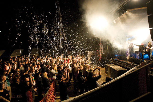 Tavaraa lentää
Ja yleisö on hurmiossa....
Avainsanat: Domination Black Dark River festival Kotka pyrotekniikka ilotulitus yleisö konfetti Tavaraa lentää
Ja yleisö on hurmiossa....
Avainsanat: Domination Black Dark River festival Kotka pyrotekniikka ilotulitus yleisö konfetti