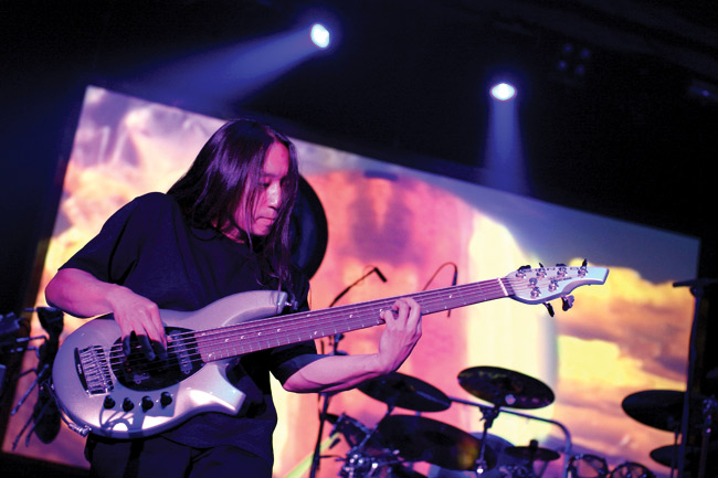 Tarkasti
Avainsanat: Dream Theater Helsinki progressiivinen metalli progressive Helsinki basisti John Myung