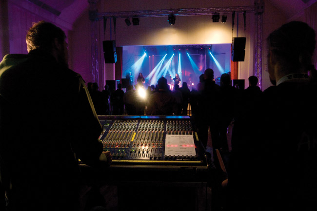 Näkymä pöydän takaa
Lavalla Grendel
Dark Winter Fest 2009
Avainsanat: Dark Winter Fest 2009 Sammon talo sammolla Kotka Karhula miksauspöytä miksaaja Grendel yleisö Näkymä pöydän takaa
Lavalla Grendel
Dark Winter Fest 2009
Avainsanat: Dark Winter Fest 2009 Sammon talo sammolla Kotka Karhula miksauspöytä miksaaja Grendel yleisö