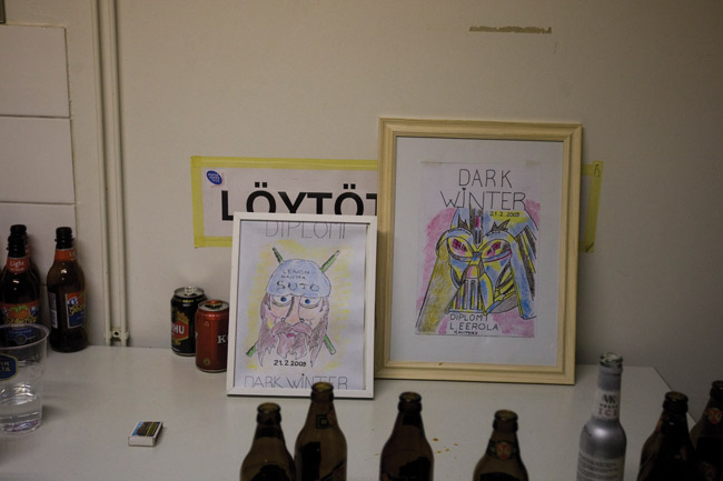 Diplomit
Kiitos tapahtuman pääpuuhamiehille: Lauri Eerola, Leivon Hantta
Myös Musakuvat kiittää heitä ja muita tilaisuuteen ja sen järjestelyihin osallistuneita.
Avainsanat: Dark Winter Fest 2009 Sammon talo sammolla Kotka Karhula diplomit piirros pullot kiitos