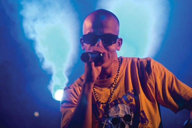 Elastinen 2008
Avainsanat: Elastinen rap Kimmo Ilpo Juhani Laiho Rähinä Records toimitusjohtaja Fintelligens mustat lasit Elastinen 2008
Avainsanat: Elastinen rap Kimmo Ilpo Juhani Laiho Rähinä Records toimitusjohtaja Fintelligens mustat lasit