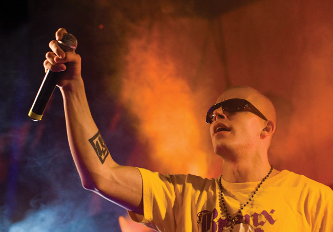 Tän tahtiin
Avainsanat: Elastinen rap Kimmo Ilpo Juhani Laiho Rähinä Records toimitusjohtaja Fintelligens mustat lasit käsi näyttää mikrofoni 