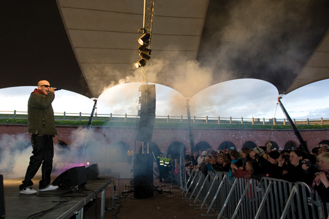 Spring Fest
Elastinen
Avainsanat: Elastinen rap Kimmo Ilpo Juhani Laiho Rähinä Records toimitusjohtaja Hamina Bastion Spring fest muuri yleiso näyttää tytöt lava Spring Fest
Elastinen
Avainsanat: Elastinen rap Kimmo Ilpo Juhani Laiho Rähinä Records toimitusjohtaja Hamina Bastion Spring fest muuri yleiso näyttää tytöt lava