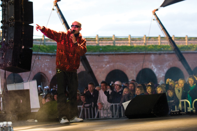 Elastinen ja Bastionin yleisö
Avainsanat: Elastinen rap Kimmo Ilpo Juhani Laiho Rähinä Records toimitusjohtaja Hamina Bastion Spring fest muuri yleiso näyttää tytöt lava