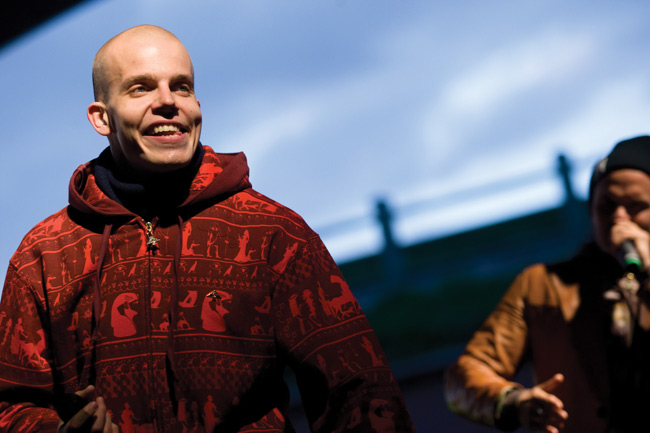 Elastinen - ja Timo Pieni Huijaus
Avainsanat: Elastinen rap Kimmo Ilpo Juhani Laiho Rähinä Records toimitusjohtaja Fintelligens Timo Pieni Huijaus Hamina Bastion Spring fest iloinen kieli