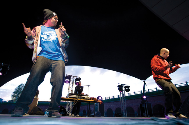 Elastinen ja Timo Pieni Huijaus tanssin pyöteissä
Hamina Bastion 2008
Avainsanat: Elastinen rap Kimmo Ilpo Juhani Laiho Rähinä Records toimitusjohtaja Fintelligens Timo Pieni Huijaus Hamina Bastion katos Spring fest Elastinen ja Timo Pieni Huijaus tanssin pyöteissä
Hamina Bastion 2008
Avainsanat: Elastinen rap Kimmo Ilpo Juhani Laiho Rähinä Records toimitusjohtaja Fintelligens Timo Pieni Huijaus Hamina Bastion katos Spring fest