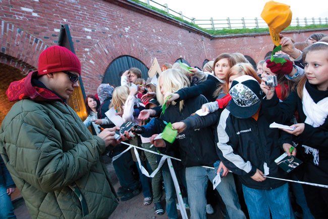 Elastinen jakaa nimmareita
... ja kysyjiä riittää. Hamina 2008.l
Avainsanat: Elastinen rap Kimmo Ilpo Juhani Laiho Rähinä Records Hamina Bastion Spring fest nimikirjoitus yleisö tytöt nimmari jakaa nimmareita