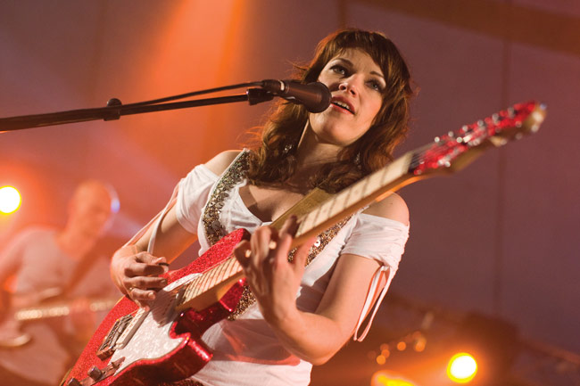 Erja Lyytinen 2009
Keskuspuisto, Kouvola 2009.
Avainsanat: Erja Lyytinen Kouvolan komiat Keskuspuisto GTR-tour blues kaunis 