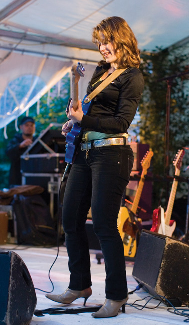 Erja Lyytinen
Kairon pihateltta, Kotka 2007.
Avainsanat: Erja Lyytinen Blues Kotkan Meripäivät kaunis nainen seksikäs Kairo iloisesti bluesia vinguttaa slide-putki Erja Lyytinen
Kairon pihateltta, Kotka 2007.
Avainsanat: Erja Lyytinen Blues Kotkan Meripäivät kaunis nainen seksikäs Kairo iloisesti bluesia vinguttaa slide-putki