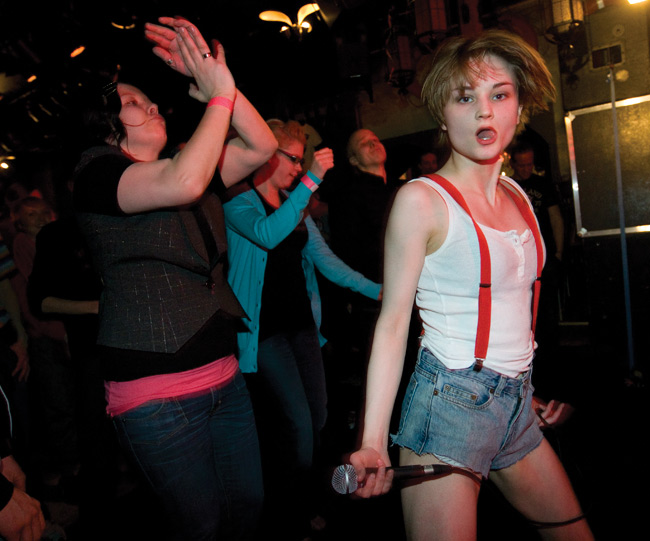 Iina naamailee 
.. ja jälleen lavan ulkopuolella
Avainsanat: Erwin Preston Kesto-klubi Kairo Kotka Iina yleisö