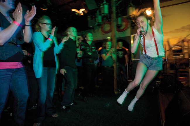 Hyppy yleisönosastoon
Kairo 2009
Avainsanat: Erwin Preston Kesto-klubi Kairo Kotka Iina hyppy hypätä yleisö