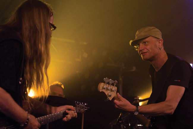 Ja nyt soitetaan
Freukkarit, Kouvola 2008.
Avainsanat: Freud Marx Engels & Jung Kouvola Summer of rock Arto Pajukallio Harri Rantanen Ja nyt soitetaan
Freukkarit, Kouvola 2008.
Avainsanat: Freud Marx Engels & Jung Kouvola Summer of rock Arto Pajukallio Harri Rantanen