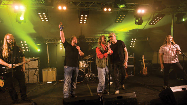 "Kä-kä-kä-kä-kä-kä kävelylle..."
Avainsanat: Freud Marx Engels & Jung Kouvola Summer of rock Pekka Myllykoski Arto Pajukallio Jukka Harju Harri Rantanen Markus Raivio "Kä-kä-kä-kä-kä-kä kävelylle..."
Avainsanat: Freud Marx Engels & Jung Kouvola Summer of rock Pekka Myllykoski Arto Pajukallio Jukka Harju Harri Rantanen Markus Raivio