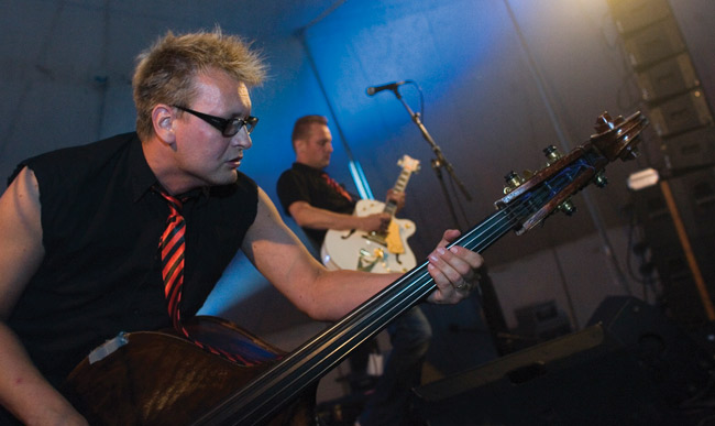 Pystybassoa vaakabassona
Pete Salomaa, Francine
Avainsanat: Francine Pete Salomaa rockabilly rock'n'roll läskibasso pystybasso näyttävä show vaakabasso Ana Kukkola