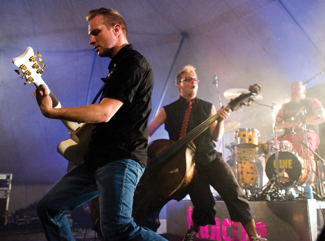 Francine Kouvolassa
Keskuspuisto, Summer of Rock 2007.
Avainsanat: Francine Ana Kukkola Pete Salomaa Tude Usvaala rockabilly rock'n'roll soolo