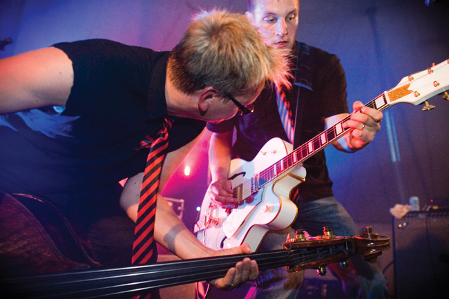 Se menee näin
Avainsanat: Francine Ana Kukkola Pete Salomaa rockabilly rock'n'roll läskibasso pystybasso näyttävä show läheltä lähellä