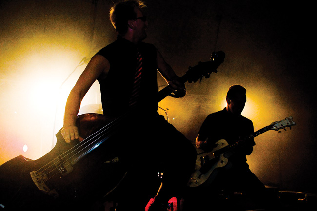 Silhuetit
Avainsanat: Francine Pete Salomaa rockabilly rock'n'roll läskibasso pystybasso näyttävä show vaakabasso Ana Kukkola silhuetti silhuetit vastavalo
