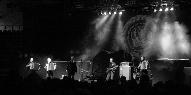 Fratres
Kolme hanuria vahvistettuna bassolla, rummuilla ja solistilla, Jäähalli, Helsinki 2006.
Avainsanat: Fratres trio hevi heavy cover hanuri haitari kurttu harmonikka Toni Hämäläinen Heikki Jokiaho Raimo vertanen jäähalli Fratres
Kolme hanuria vahvistettuna bassolla, rummuilla ja solistilla, Jäähalli, Helsinki 2006.
Avainsanat: Fratres trio hevi heavy cover hanuri haitari kurttu harmonikka Toni Hämäläinen Heikki Jokiaho Raimo vertanen jäähalli