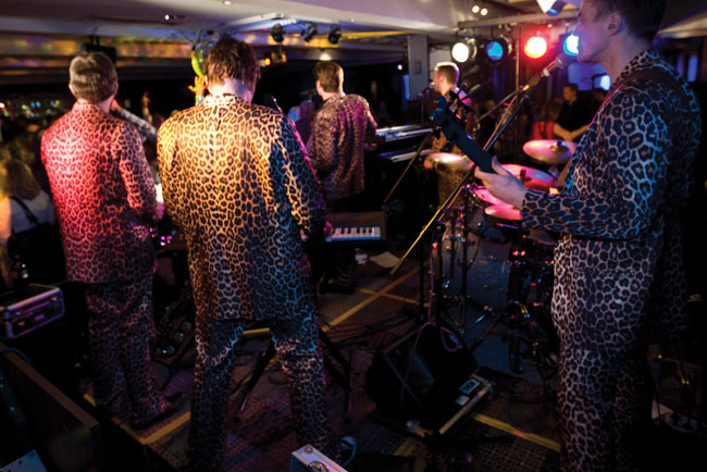 On siinä pilkku jos toinenkin
Kissaelukoiden karvakuviota
Avainsanat: Gepardi Banketti cover Kotka