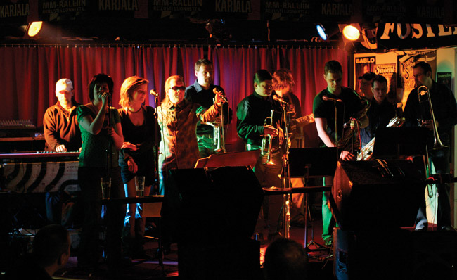 Go-Go Heads
Bar Tompuri, Hamina 2007.
Avainsanat: Go-Go Heads Funk Soul Matleena Muhli Minna Mänttäri Joke Nykter koko ryhmä torvisektio lava täynnä Go-Go Heads
Bar Tompuri, Hamina 2007.
Avainsanat: Go-Go Heads Funk Soul Matleena Muhli Minna Mänttäri Joke Nykter koko ryhmä torvisektio lava täynnä