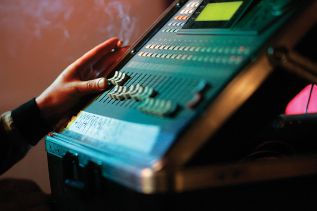 Levelit kohdalle
Nappia ei saa kaakkoon, mutta saa sitä laulua sentään kovemmalle.
Avainsanat: Go-Go Heads miksauspöytä mikseri levels levelit säätää nostaa tasoja tasot liuut liukunäppäin digitaalinen tupakka savuke miksaaja