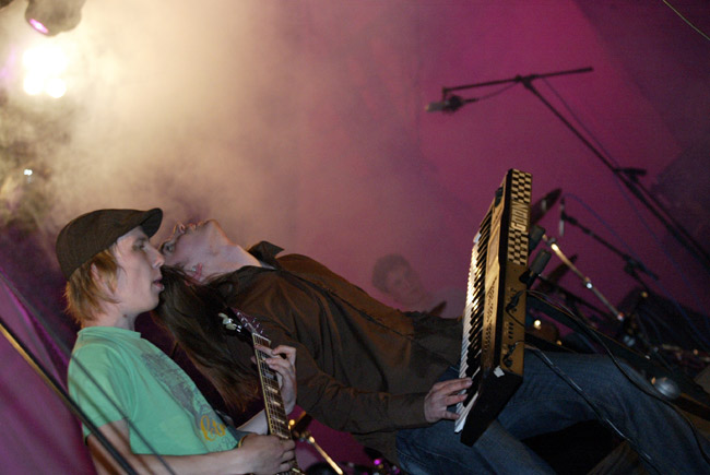 Ekstaasiin
Goonin Hartsi ja Voliere Länsivarastolla, Kotka 2005.
Avainsanat: Goon ska Jussi Hartsi Hartonen Ville Voliere Tolvanen koskettimet takakeno