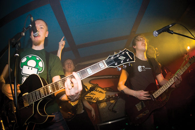 Jotaa omituista rytmimusiikkii
Avainsanat: Goon Sam's pub Karhula Kotka Jussi Hartonen Juho Jantunen Tatu Ljokkoi