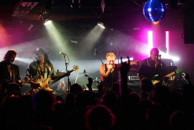 Lost in Hollywood
Graham Bonnet vetää viimeistä encorea, House of Rock, Kouvola 2006.

Lavalla Daffy Terävä, Jukka Lewis, Lacu Lahtinen, Graham Bonnet, Mika Lamminsivu ja Pate Kivinen.
Avainsanat: Graham Bonnet Rainbow Lost in Hollywood Daffy Terävä Jukka Lewis Lacu Lahtinen Mika Lamminsivu Pate Kivinen  Kouvola House of Rock