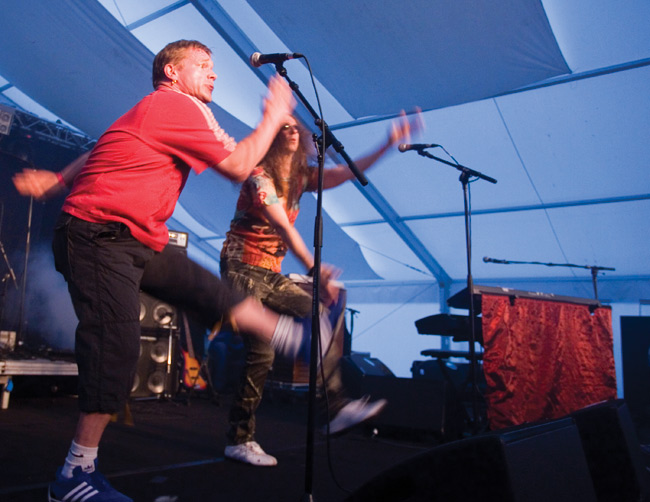 Jumppaa
Puntti Valtonen ja Anssi Tikanmäki
Avainsanat: Grand Slam Juice Leskinen Tammerfest Tampere Anssi Tikanmäki Puntti Valtonen jumppaa voimistella voimistelu liike esiintyä show