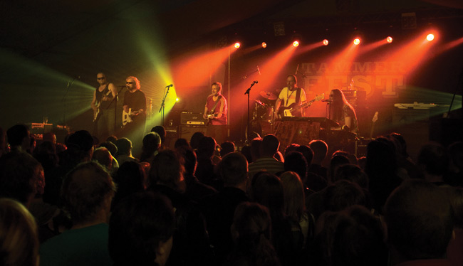 Grand Slam -tunnelmaa
Grand Slam, Keskustorin teltta, Tammerfest, Tampere 2007.
Avainsanat: Grand Slam Juice Leskinen Tammerfest Tampere Jari Yliaho Ila Loueranta Puntti Valtonen Antti Tammilehto Vesa Sytelä Anssi Tikanmäki yleisö keskustori teltta