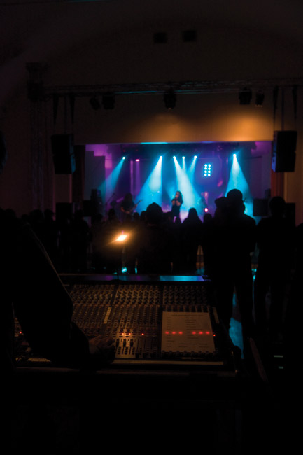 Miksauspöydän takaa
Grendel, Kotka 2009.
Avainsanat: Grendel Dark Winter Fest Kotka Karhula Sammon talo Mikko Virtanen