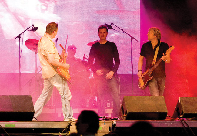 Here we are again
Guitar Slingers, Kotka 2008.
Avainsanat: Guitar Slingers Kotka Meripäivät satama Jore Marjaranta Ben Granfelt Harri Seppälä Petri Auer Ako Kiiski