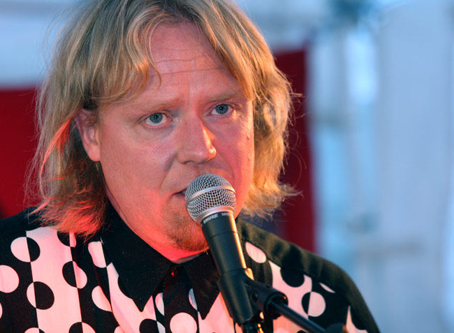 Jussi Hakulinen 2005
Avainsanat: Jussi Hakulinen Yö popipop lauluntekijä kasvot hän tanssi kanssa enkeleiden