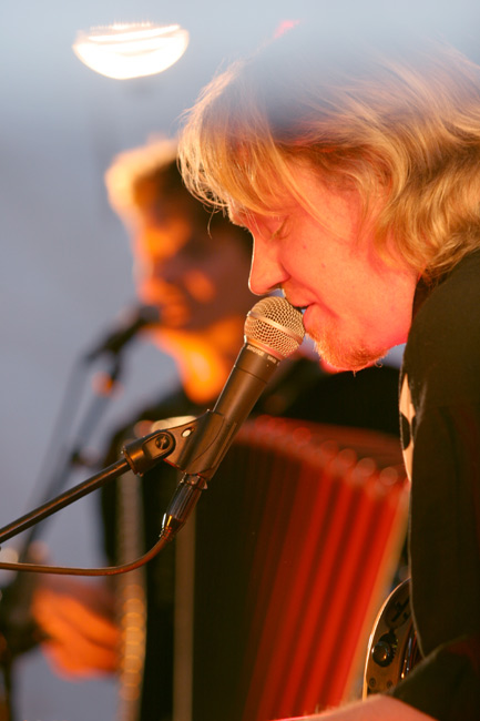 Jussi duo
Jussi Hakulinen ja Aki Peltonen, Ruotsinpyhtää 2005.
Avainsanat: Jussi Hakulinen Aki Peltonen duo haitari merkki joutsenlaulu Jussi duo
Jussi Hakulinen ja Aki Peltonen, Ruotsinpyhtää 2005.
Avainsanat: Jussi Hakulinen Aki Peltonen duo haitari merkki joutsenlaulu