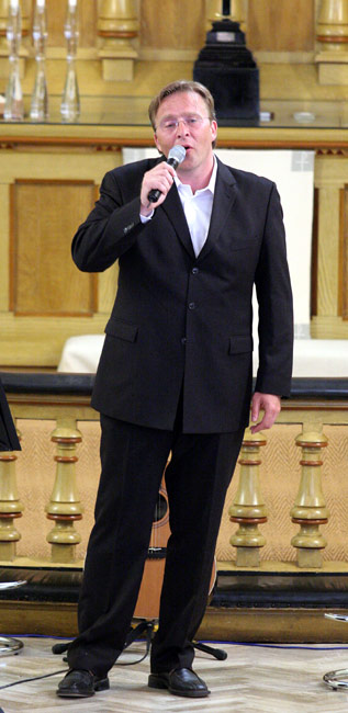 Joel Hallikainen
Joel Hallikainen, Kotkan kirkko 2005. 
Avainsanat: Joel Hallikainen hengellinen musiikki kirkko alttari puku